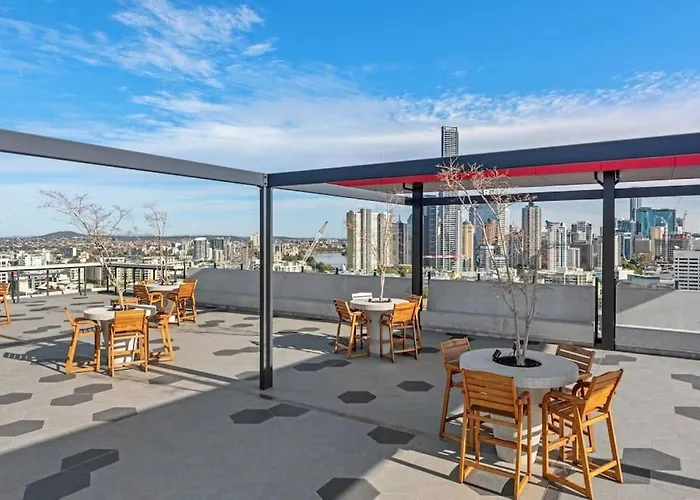 Prime Position 1. 5 Bedroom W/ View/ Parking / Roof Pool