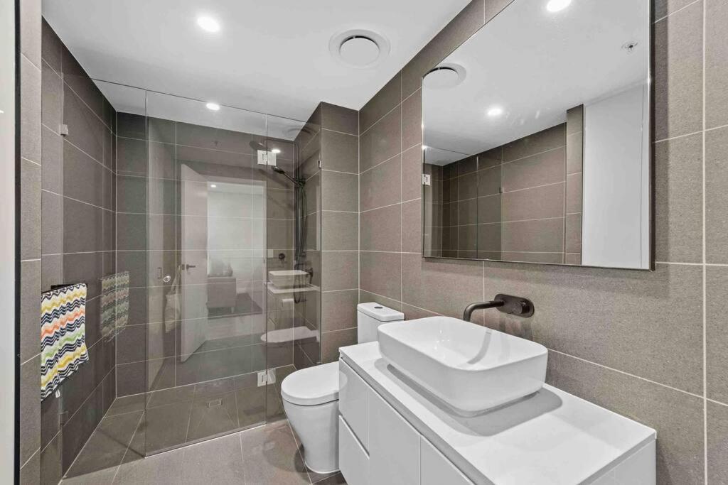Prime Position 1. 5 Bedroom W/ View/ Parking / Roof Pool